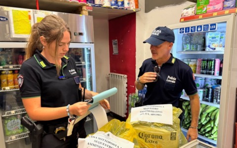 Alcolici refrigerati venduti nonostante il divieto: tre minimarket a Rozzano chiusi per 30 giorni