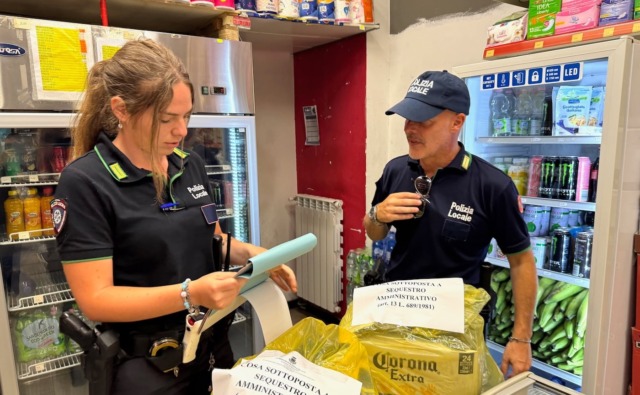 Alcolici refrigerati venduti nonostante il divieto: tre minimarket a Rozzano chiusi per 30 giorni