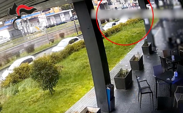 Aggredito davanti a un bar e poi sequestrato per un debito: cinque arresti dei Carabinieri di Corsico