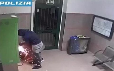 Spaccate nelle stazioni ferroviarie, bottino da 300 mila euro: tre misure cautelari
