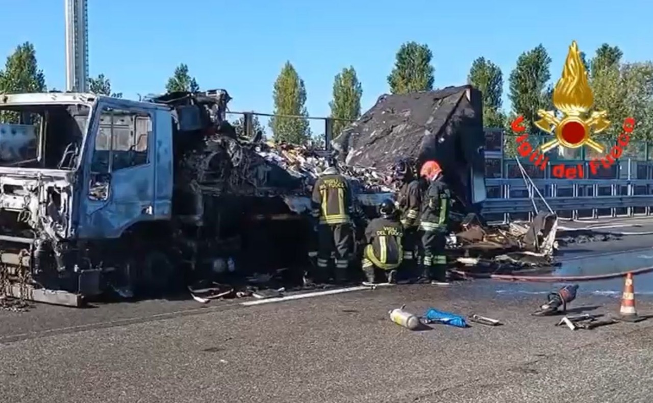 Camion in fiamme sulla Tangenziale Ovest, all’uscita di Rozzano: traffico in tilt verso Bologna