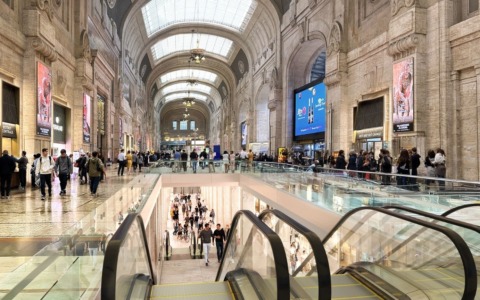 Stazione Centrale, seguono due turisti in ascensore e li derubano: tre borseggiatrici arrestate
