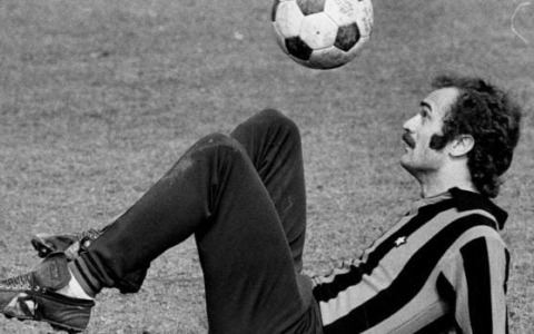 Milano saluta Sandro Mazzola, la città rende omaggio alla sua bandiera nerazzurra: oggi i funerali nella basilica di Sant’Ambrogio