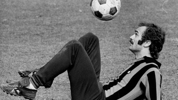 Milano saluta Sandro Mazzola, la città rende omaggio alla sua bandiera nerazzurra: oggi i funerali nella basilica di Sant’Ambrogio