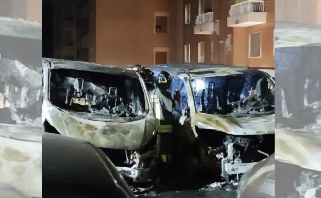 Due furgoni in fiamme nella notte al Robarello: residenti svegliati dal forte rumore dell’esplosione di vetri e pneumatici
