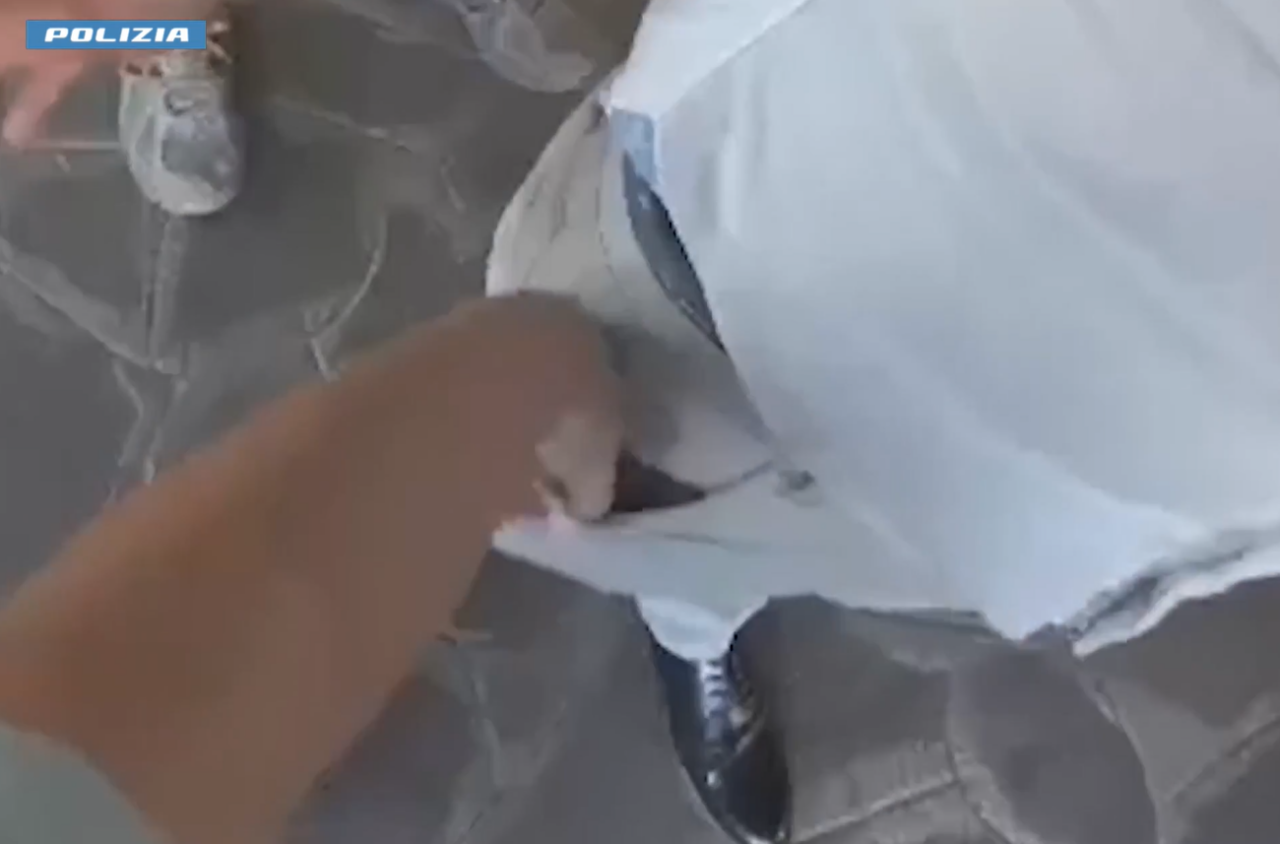 Truffa agli anziani, preso con i gioielli nascosti negli slip