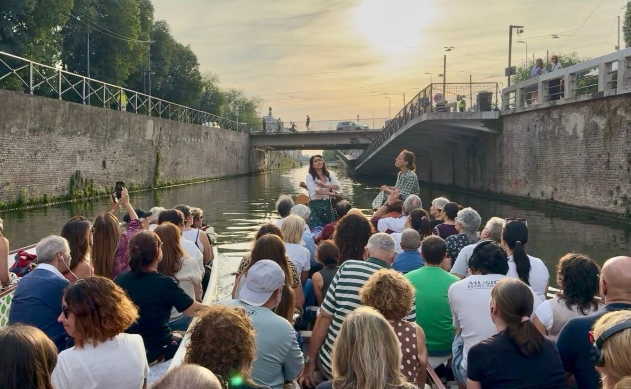 “La Maria Brasca” va sull’acqua: lungo i Navigli è tornato lo spettacolo di Testori