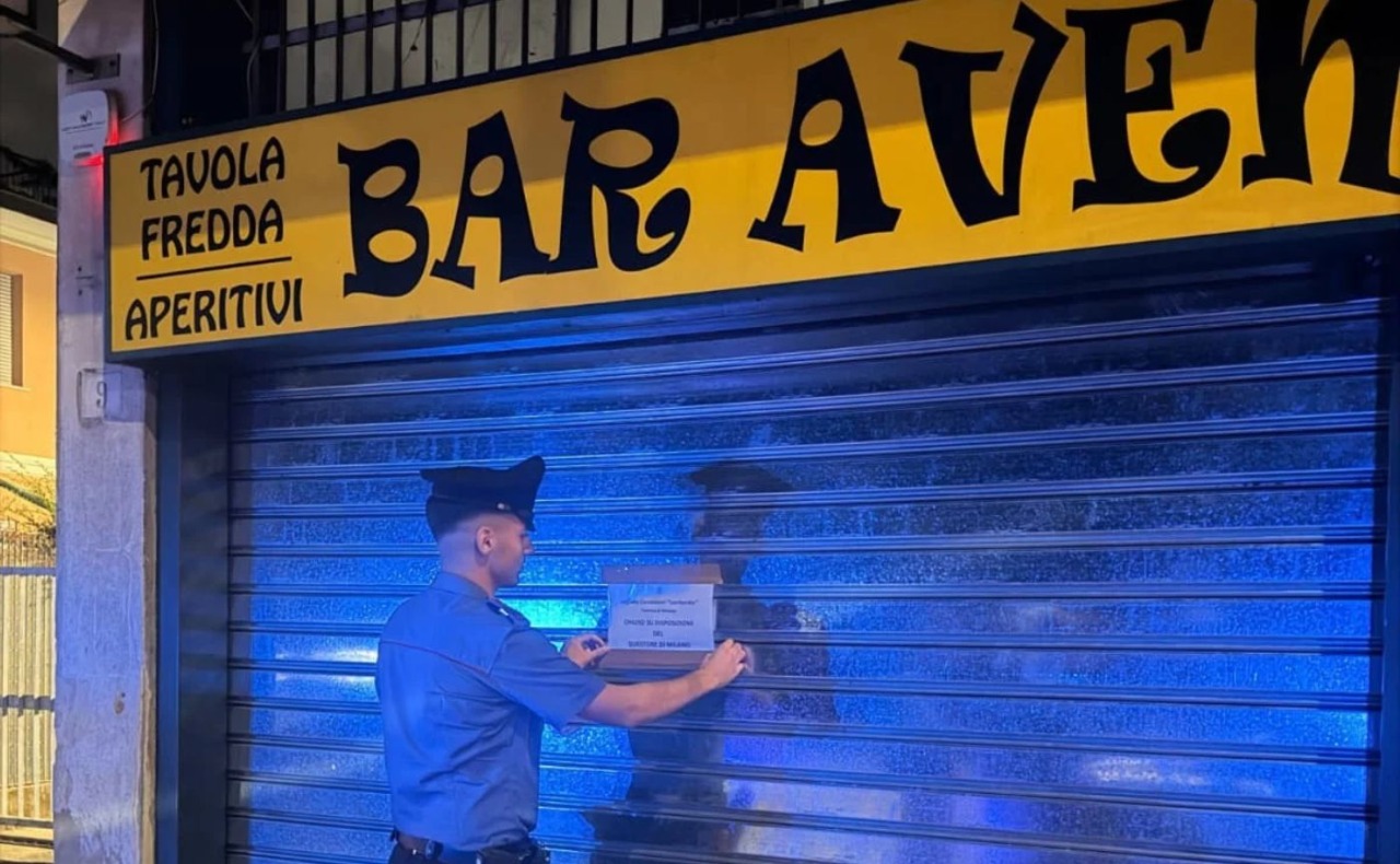 Risse e clienti con precedenti: licenza sospesa per 15 giorni a un bar di viale Lombardia a Rozzano