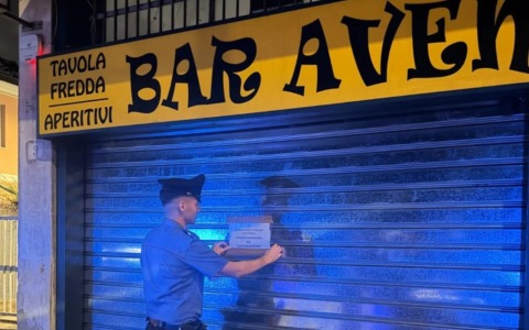 Risse e clienti con precedenti: licenza sospesa per 15 giorni a un bar di viale Lombardia a Rozzano
