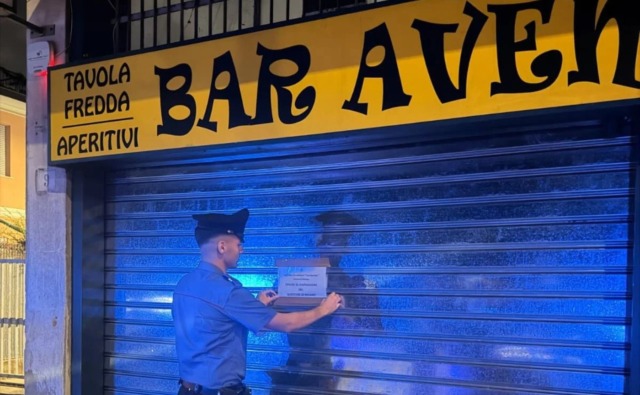 Risse e clienti con precedenti: licenza sospesa per 15 giorni a un bar di viale Lombardia a Rozzano