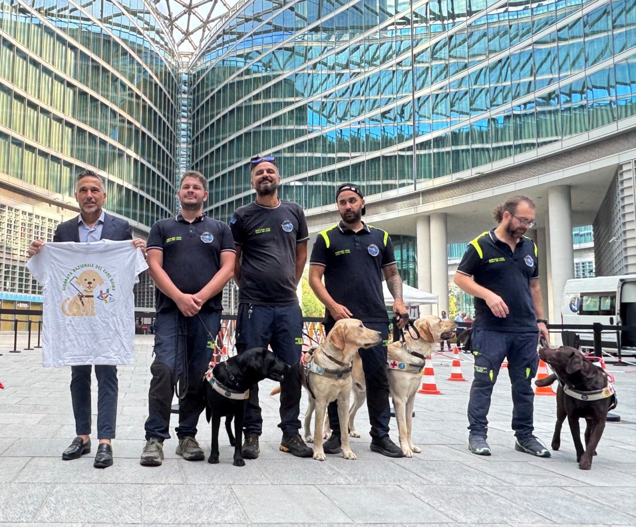 Cani guida in piazza a Milano, la Regione rinnova il sostegno alle associazioni
