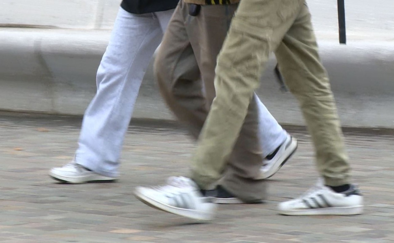 Attirano un 18enne in un parcheggio e lo rapinano: individuati e arrestati tre giovani