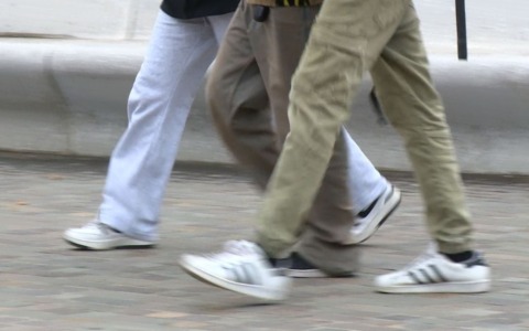 Attirano un 18enne in un parcheggio e lo rapinano: individuati e arrestati tre giovani