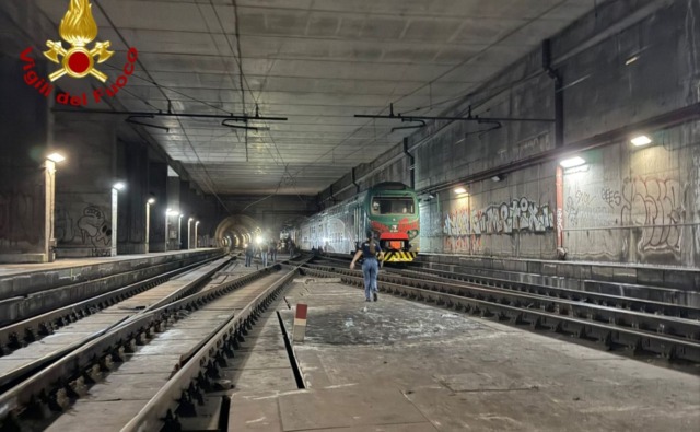 Calcinacci sul treno e cavo elettrico danneggiato: convoglio bloccato a Lancetti, evacuate 400 persone