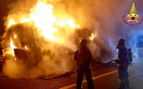 Camion in fiamme sulla Tangenziale Ovest: traffico paralizzato in tutta la zona intorno all’uscita “Vigevanese-Lorenteggio”