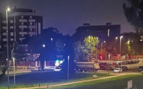 Camion in fiamme nella notte nel parcheggio di via Tiziano a Buccinasco: ferito il conducente
