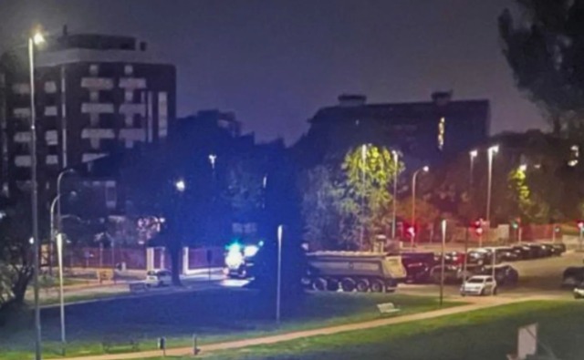 Camion in fiamme nella notte nel parcheggio di via Tiziano a Buccinasco: ferito il conducente
