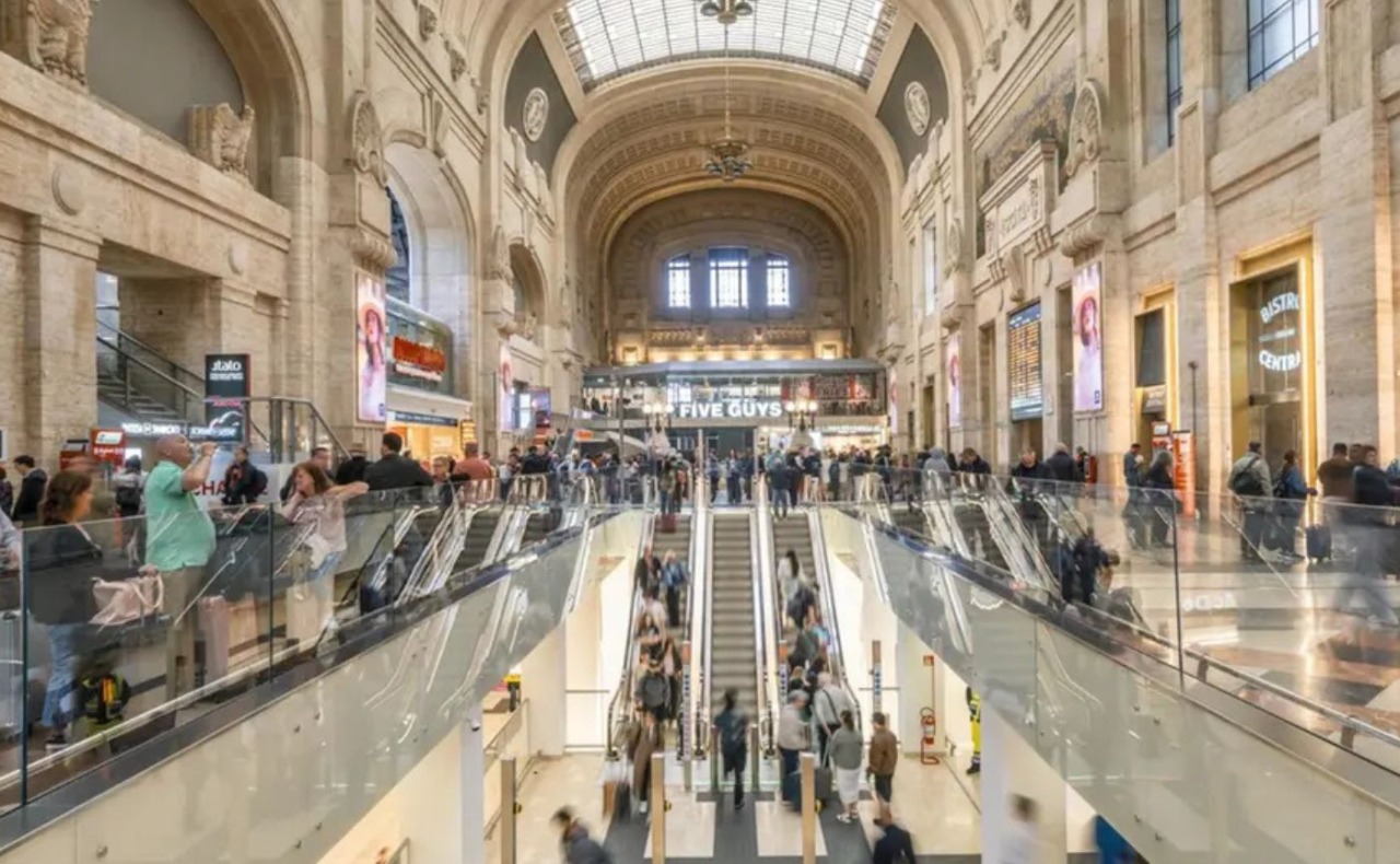 Blocca la scala mobile per derubare due turisti: rumeno arrestato alla Stazione Centrale