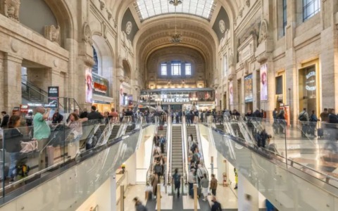Blocca la scala mobile per derubare due turisti: rumeno arrestato alla Stazione Centrale