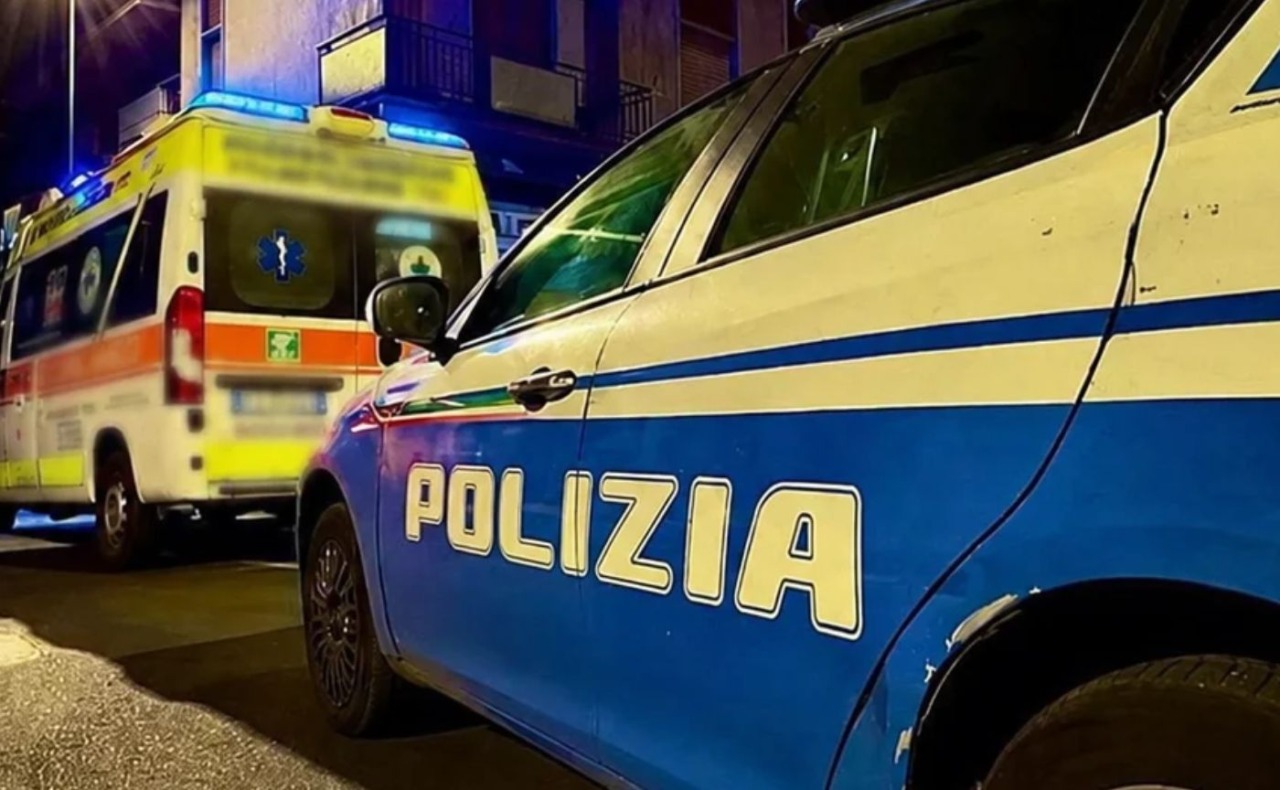 Follia in centro a Milano: minaccia i passanti con un coltello, automobilista lo travolge per fermarlo