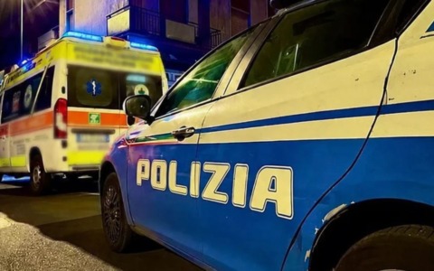 Follia in centro a Milano: minaccia i passanti con un coltello, automobilista lo travolge per fermarlo