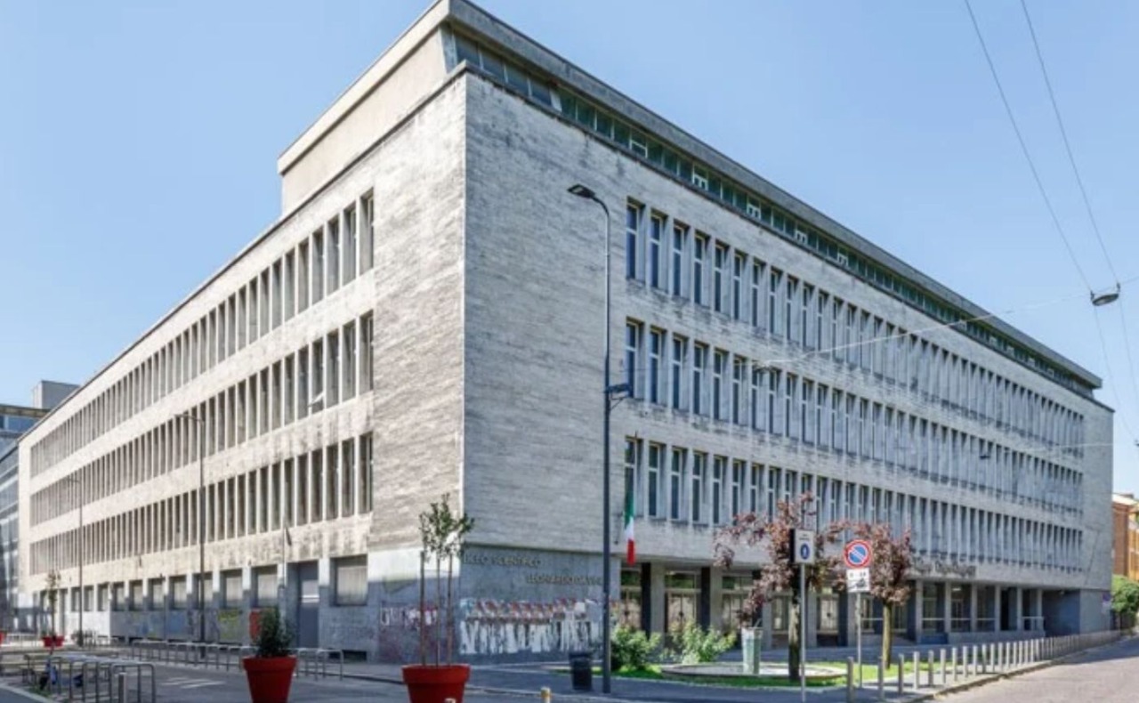 Festa del liceo scientifico Leonardo fuori controllo: mille ragazzi in via Corridoni, spray urticante e un 17enne picchiato