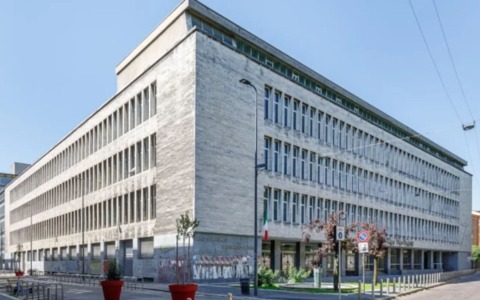 Festa del liceo scientifico Leonardo fuori controllo: mille ragazzi in via Corridoni, spray urticante e un 17enne picchiato