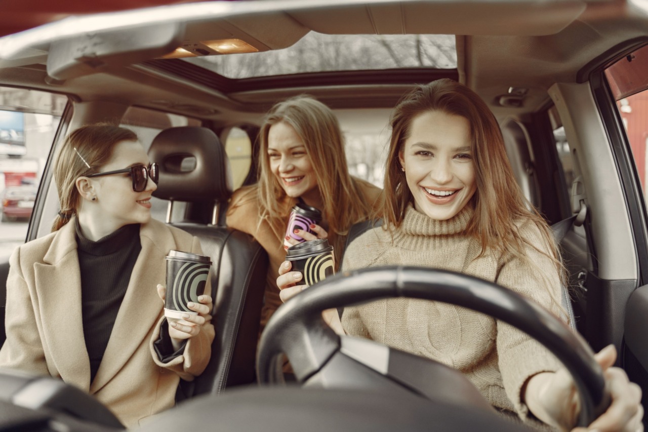 Condividi l’auto e parcheggi gratis: a Milano parte la sperimentazione del carpooling
