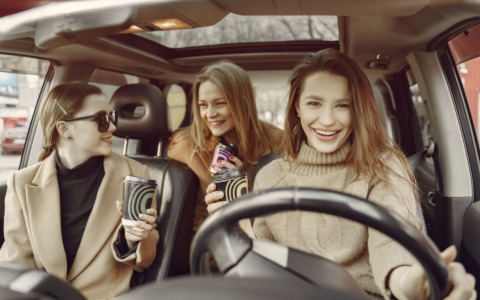 Condividi l’auto e parcheggi gratis: a Milano parte la sperimentazione del carpooling