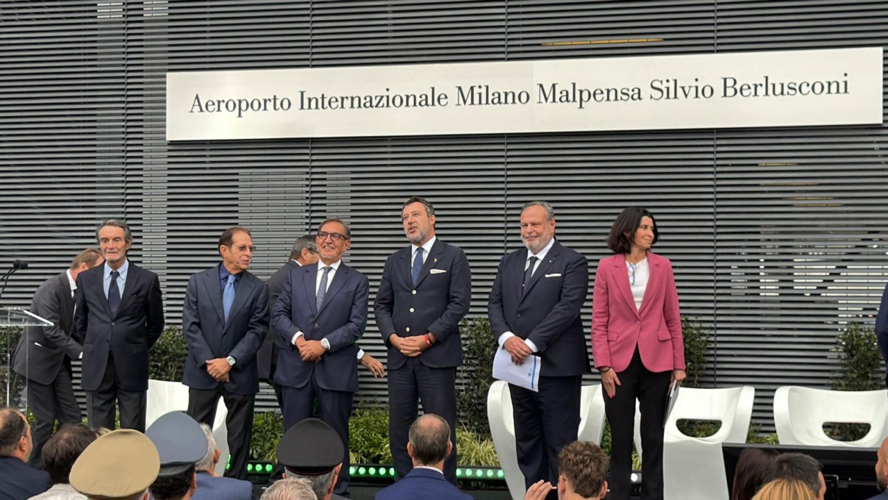 Malpensa intitolata a Silvio Berlusconi, svelata la targa sul Terminal 1