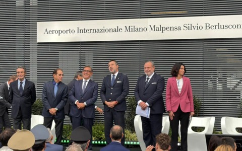 Malpensa intitolata a Silvio Berlusconi, svelata la targa sul Terminal 1