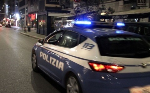 Lei gli dice che frequenta un altro, lui devasta la sua Mercedes a sprangate: arrestato