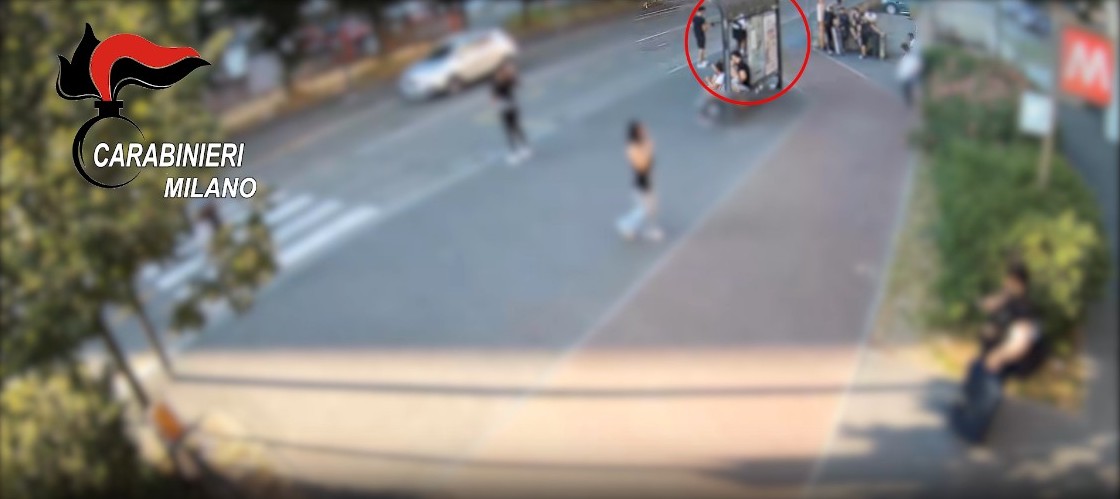 Armati di machete rapinano un minorenne e lo feriscono a una gamba: arrestati due giovani