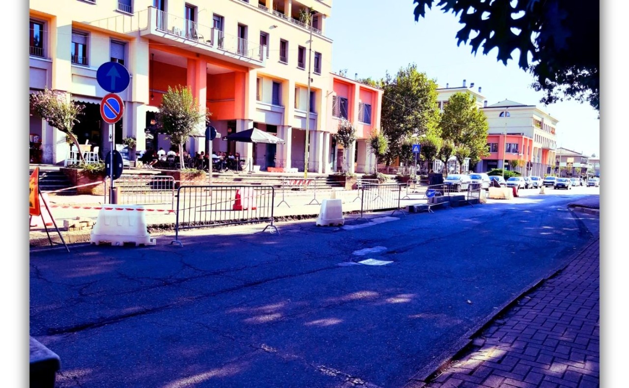 Nuovo spartitraffico in via Emilia: più sicurezza davanti all’area del mercato a Buccinasco