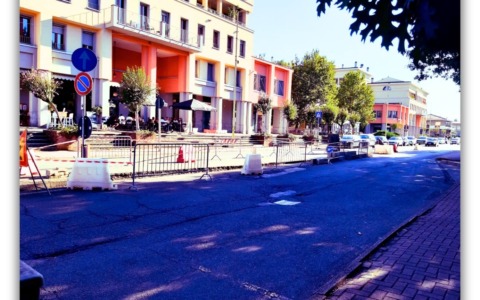 Nuovo spartitraffico in via Emilia: più sicurezza davanti all’area del mercato a Buccinasco