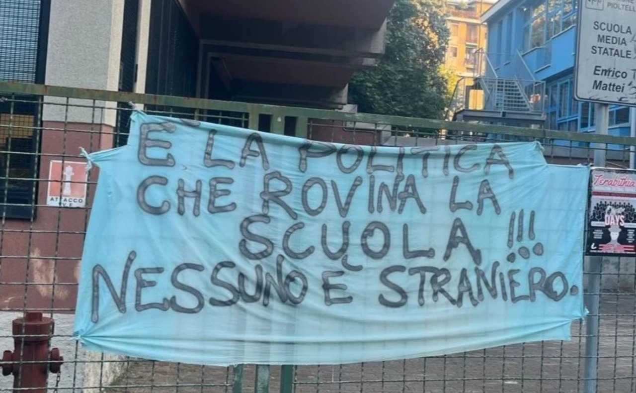 Sui cancelli della scuola compare uno striscione: “Fuori la politica dalla scuola. Nessuno è straniero”: i carabinieri lo rimuovono
