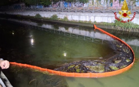 Gasolio nel Naviglio Grande, la Procura apre un’inchiesta: si indaga sull’ipotesi di sversamento doloso