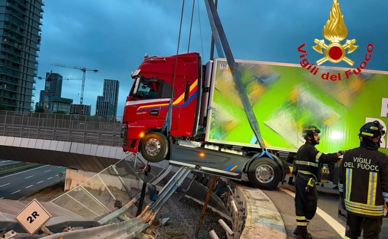 Tir sfonda il guardrail alla rotatoria di Cascina Merlata e resta sospeso nel vuoto sopra la A4