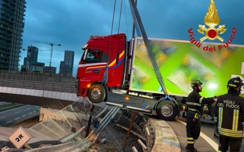 Tir sfonda il guardrail alla rotatoria di Cascina Merlata e resta sospeso nel vuoto sopra la A4