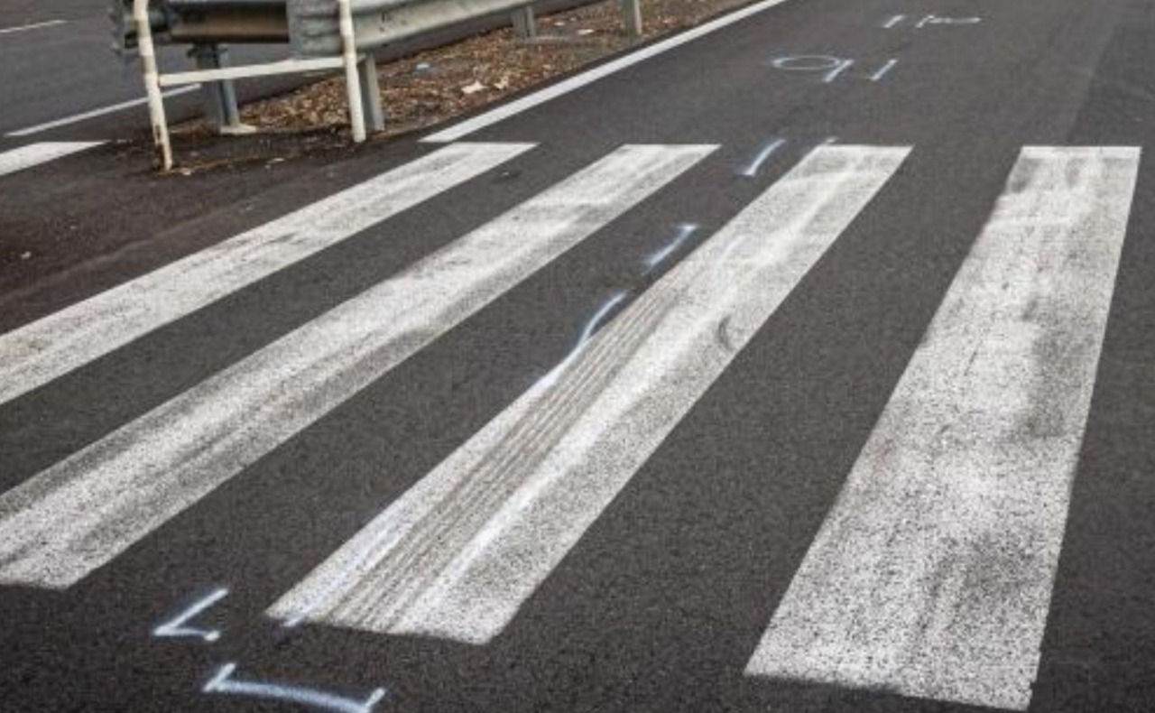 Travolto da una moto mentre attraversa sulle strisce a Milano: 70enne in condizioni gravissime