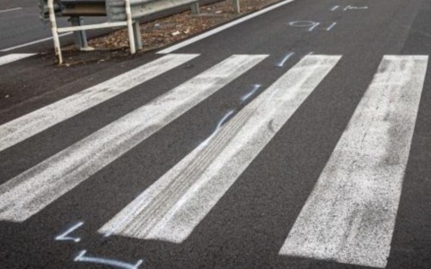 Travolto da una moto mentre attraversa sulle strisce a Milano: 70enne in condizioni gravissime