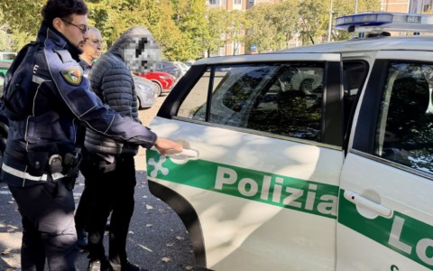 Rozzano, 16enne tenta di ingoiare 15 dosi di droga durante un controllo: denunciato