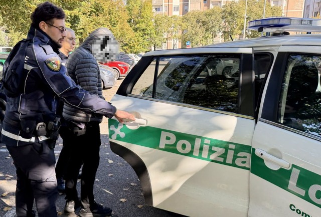 Rozzano, 16enne tenta di ingoiare 15 dosi di droga durante un controllo: denunciato