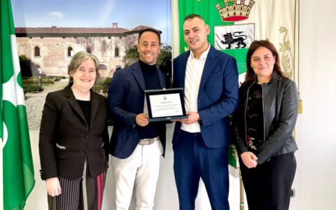 Rozzano, una targa a Magdy Shalaby per il contributo al ripristino dell’Istituto Italo Calvino