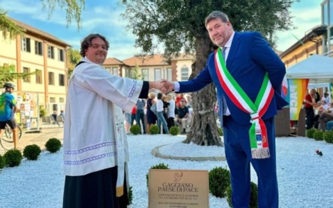 Gaggiano dedica un ulivo secolare a San Francesco: “Un simbolo di pace, fratellanza e cura del creato”