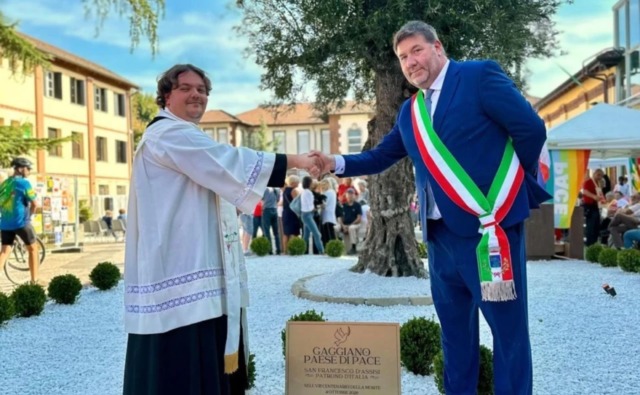Gaggiano dedica un ulivo secolare a San Francesco: “Un simbolo di pace, fratellanza e cura del creato”