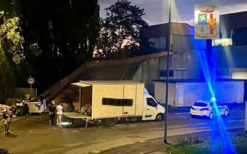 Rifiuti abbandonati a Pieve Emanuele: la Polizia Locale coglie sul fatto gli incivili