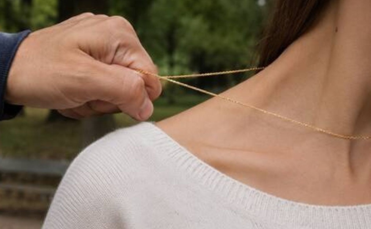 Donna aggredita e derubata della collanina d’oro al quartiere Robarello di Buccinasco