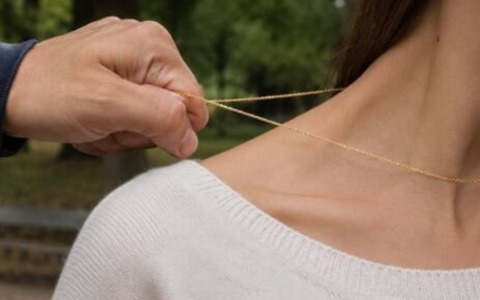 Donna aggredita e derubata della collanina d’oro al quartiere Robarello di Buccinasco