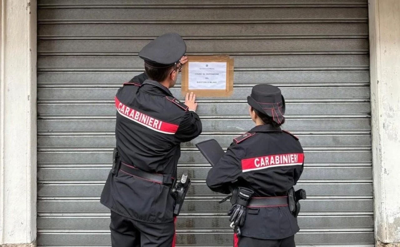 Serrande abbassate al Bar Dar Maya a Melegnano: frequentato da persone con precedenti penali